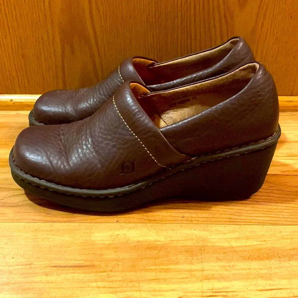 Born size 39 / 8 slip on brown pebbled leather 2.25” wedge shoes loafers EUC